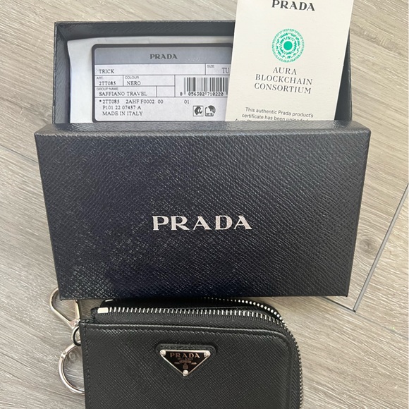 snap-hook and ring
Zipper closure
Enameled metal triangle logo
Two card slots - Picture 11 of 11